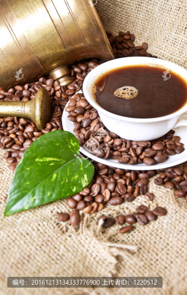 咖啡豆和咖啡杯