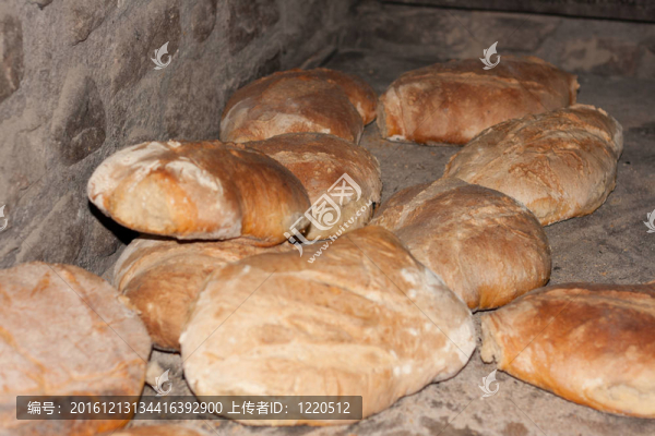 在傳統(tǒng)的烤箱烤面包