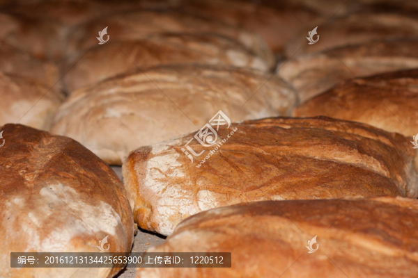 在傳統(tǒng)的烤箱烤面包