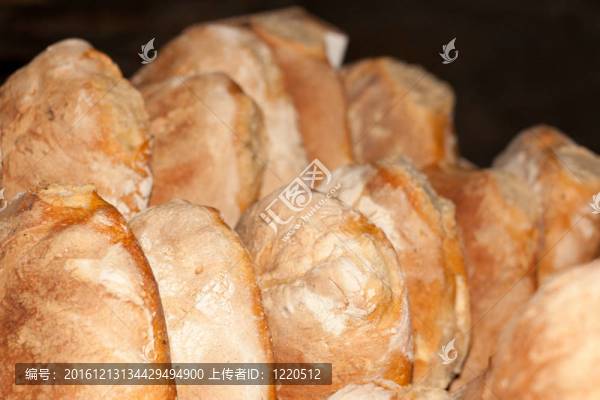 在傳統(tǒng)的烤箱烤面包