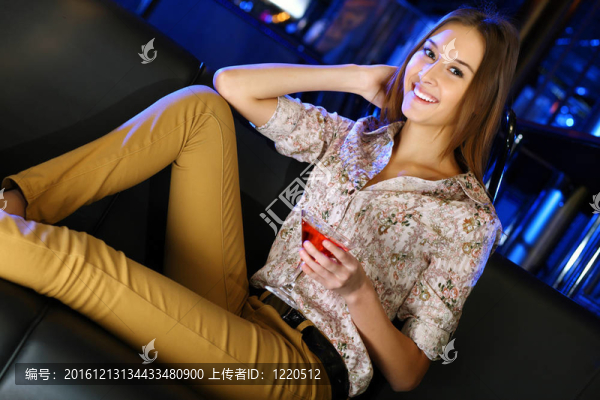 夜總會里有魅力的女人喝一杯
