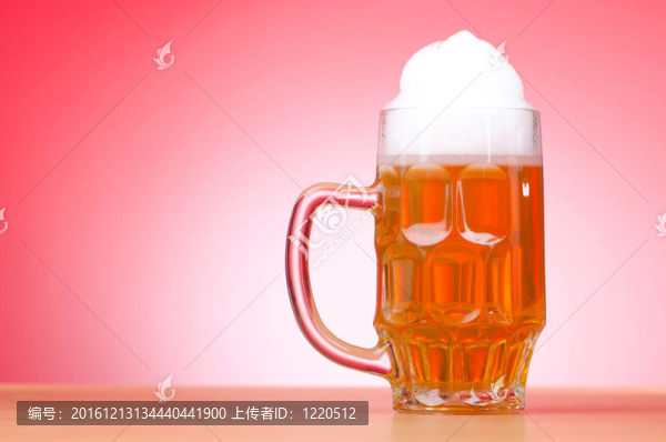 桌上啤酒杯