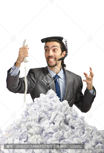滿是皺紋紙的男人