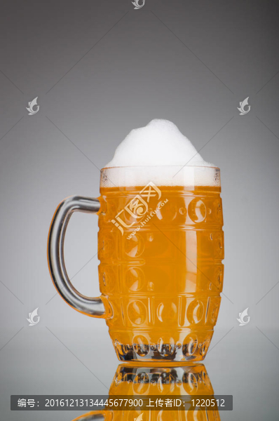 桌上啤酒杯