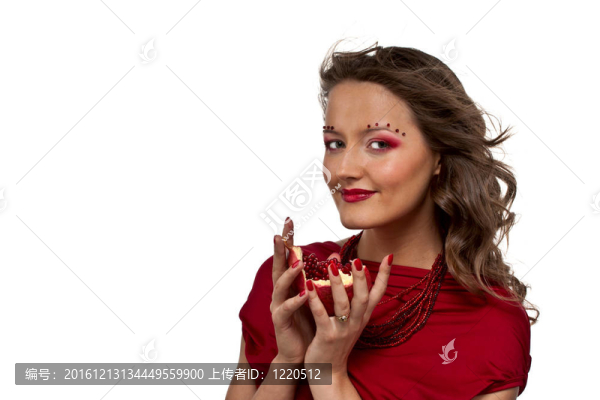 年輕漂亮的女人雙手拿著石榴的肖像