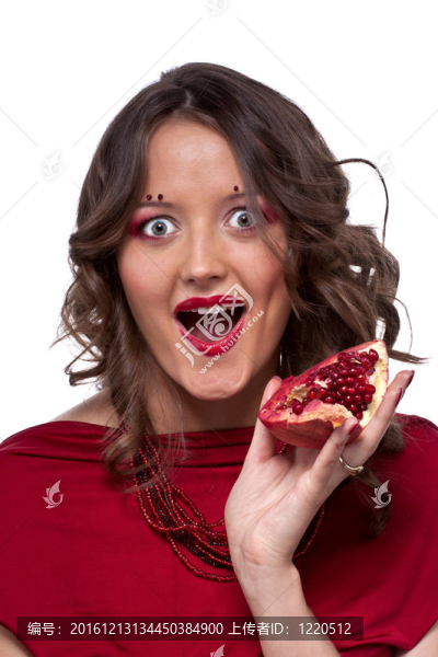 年輕漂亮的女人雙手拿著石榴的肖像