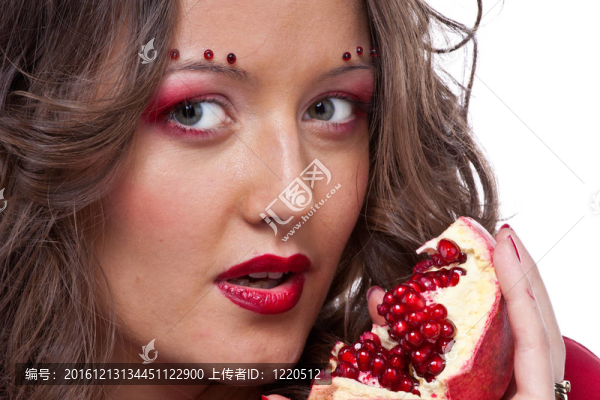年輕漂亮的女人雙手拿著石榴的肖像