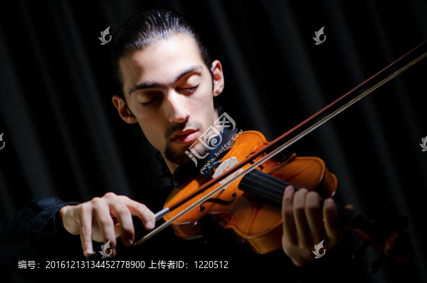 小提琴手演奏的儀器