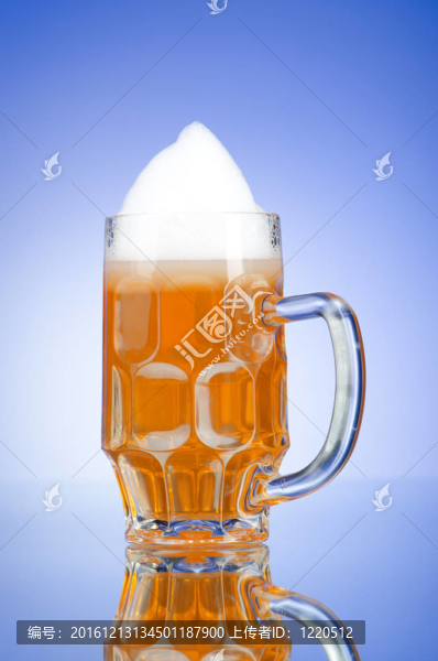 桌上啤酒杯