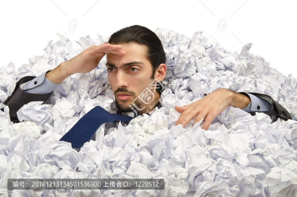 有大量廢紙的人