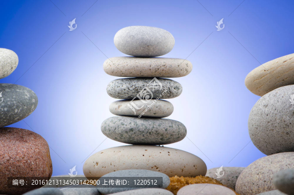 彩色背景平衡卵石