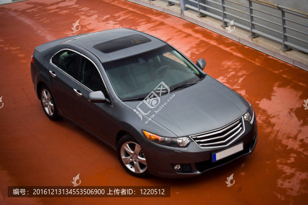 灰色金屬轎車