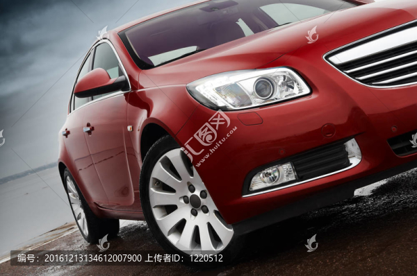 櫻桃紅色轎車前細(xì)節(jié)
