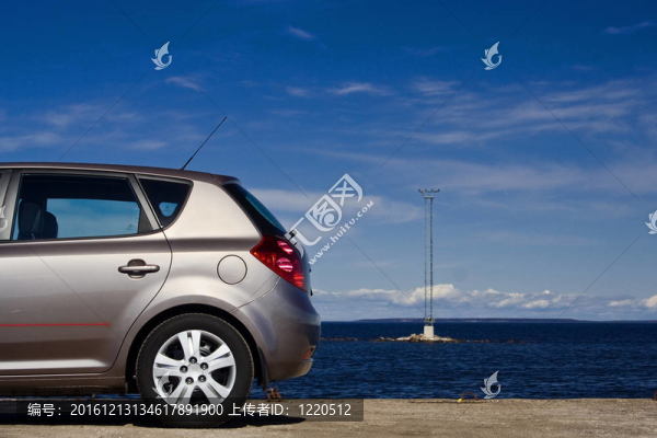 汽車靠近大海