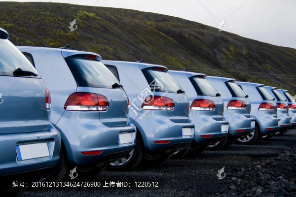 汽車停在一排