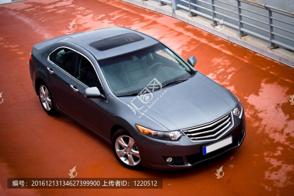 灰色金屬轎車