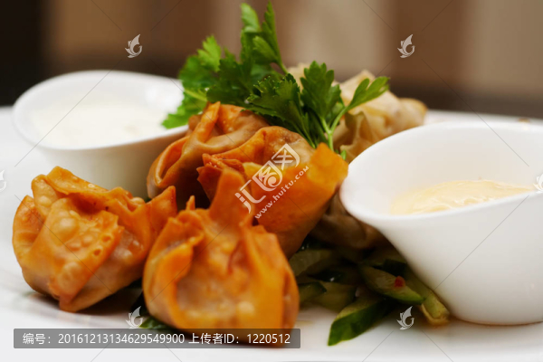 蒸和炸duckleg餛飩