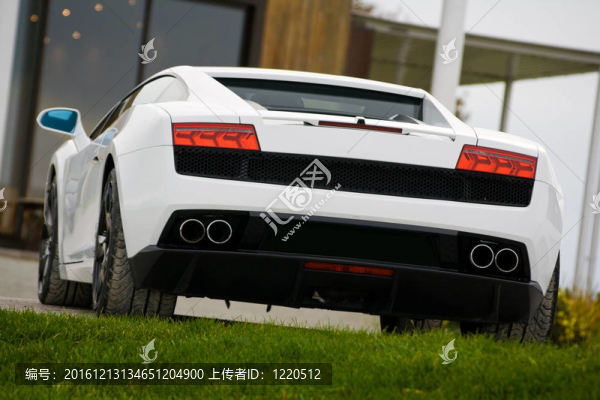 在高爾夫俱樂部的超級(jí)跑車