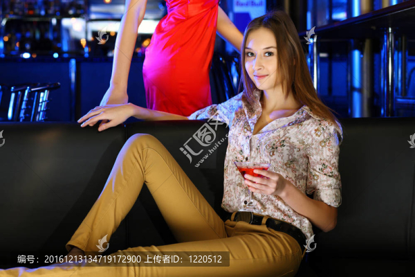 夜總會里有魅力的女人喝一杯