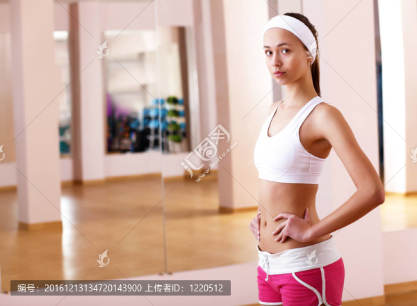 年輕女子在健身房做運動