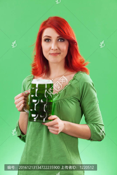 美女喝綠色啤酒