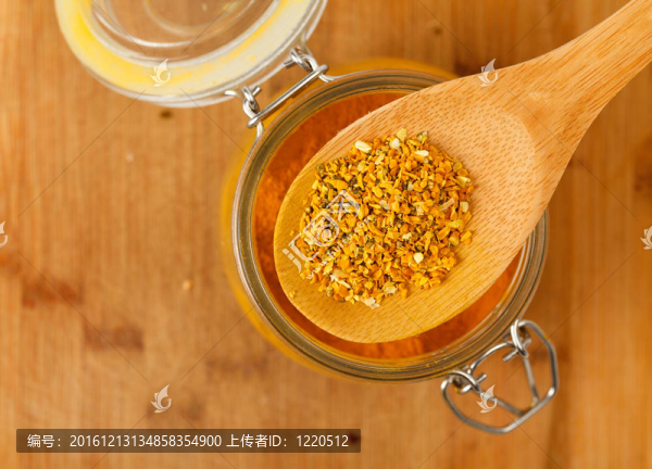 在一個(gè)木制的湯匙香料藏紅花和胡椒