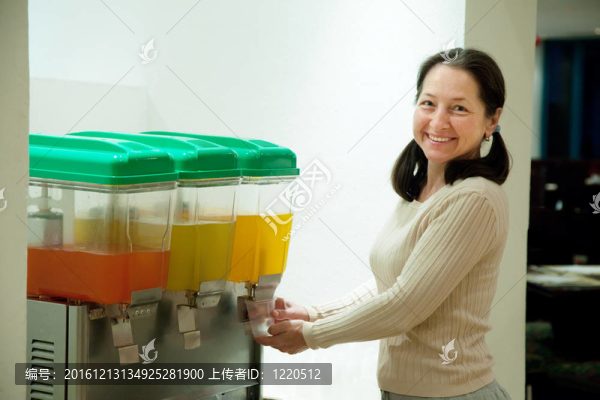 女人從容器里倒果汁