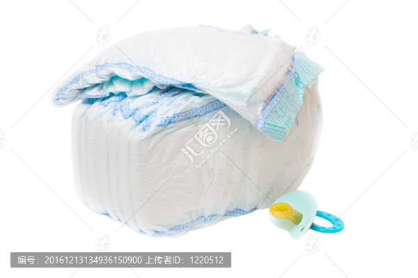 一堆尿布和嬰兒的假人