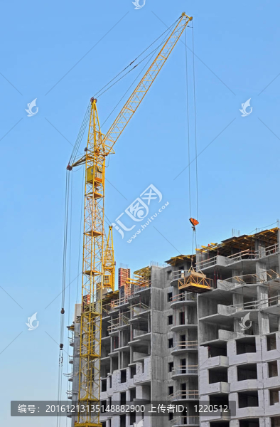 起重機和建筑工地反對藍天