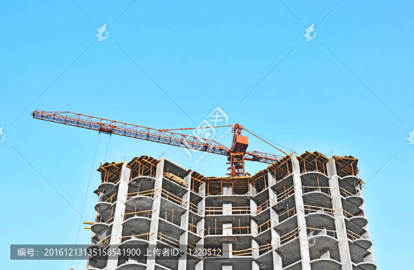 起重機(jī)和建筑工地反對(duì)藍(lán)天