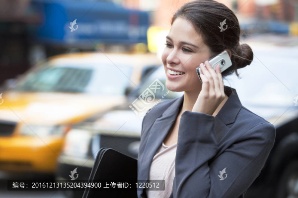 年輕女子用黃色出租車打手機