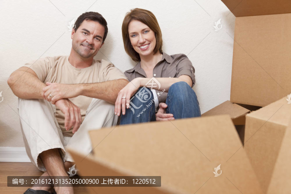 幸福的夫婦拆包或包裝盒搬家