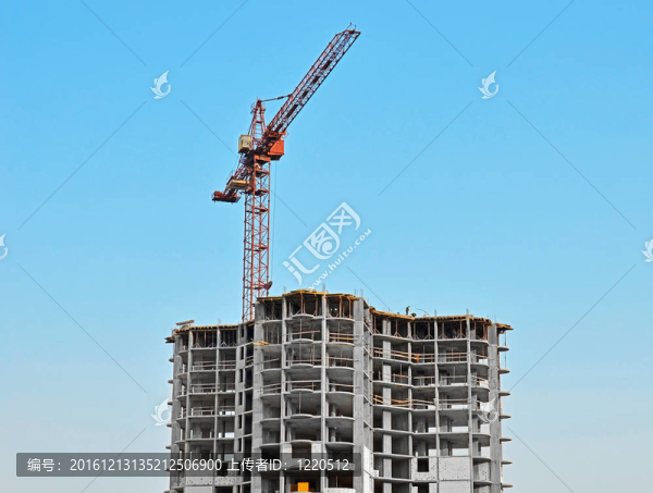 起重機和建筑工地反對藍天