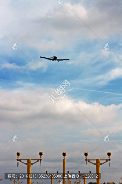 通往機(jī)場(chǎng)的小型飛機(jī)