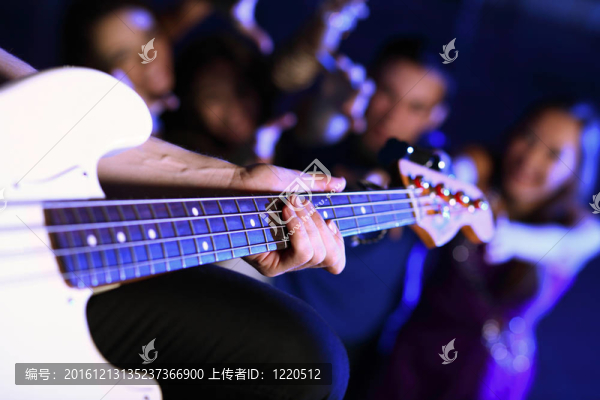 年輕吉他演奏者在夜總會(huì)表演