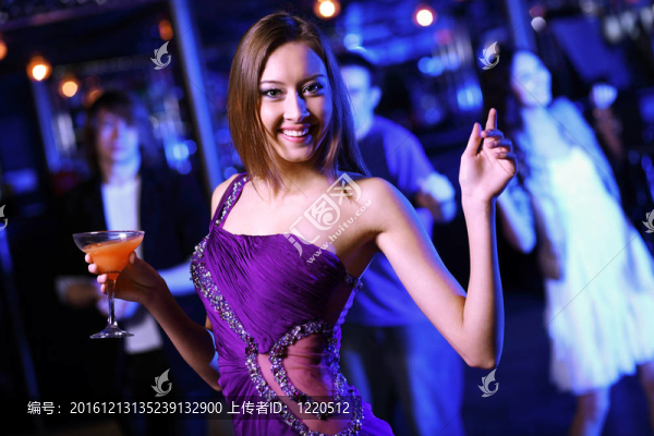 年輕女子在夜總會迪斯科玩
