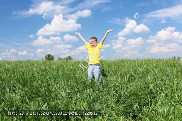小男孩在戶外