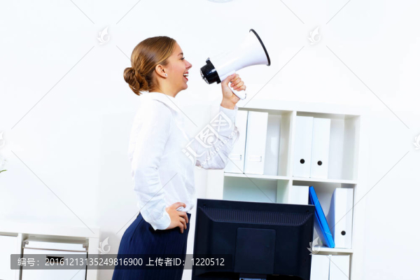 在辦公室用擴(kuò)音器的年輕女子