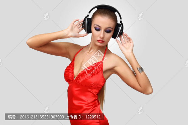 穿晚禮服的年輕女人