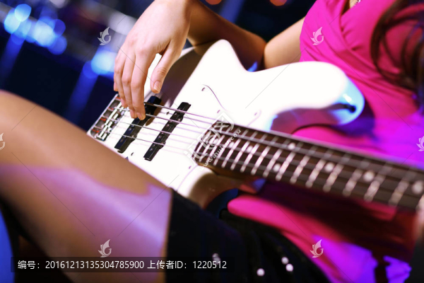 年輕吉他演奏者在夜總會表演
