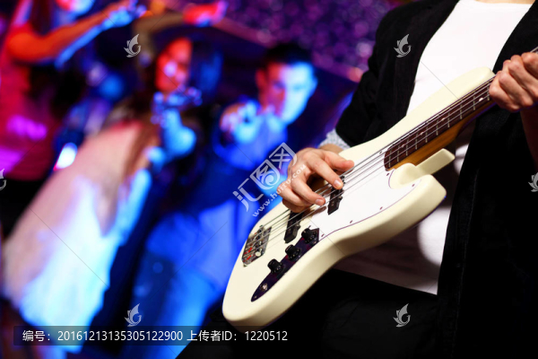 年輕吉他演奏者在夜總會表演