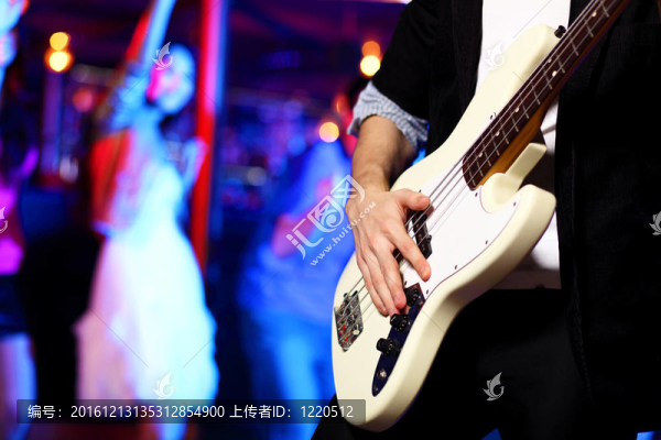 年輕吉他演奏者在夜總會(huì)表演