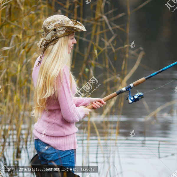 女人釣魚