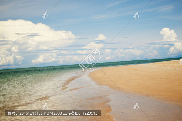 陽光明媚的海灘