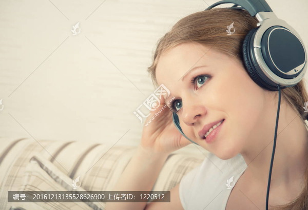 美麗的女孩喜歡聽音樂耳機(jī)上