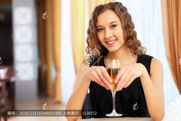 年輕漂亮的女人坐在餐館里
