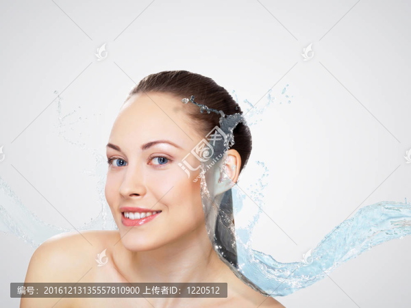 水濺的年輕女子