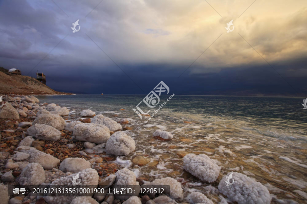以色列的死海在一場春雷風暴。由咸休會沿海的石頭