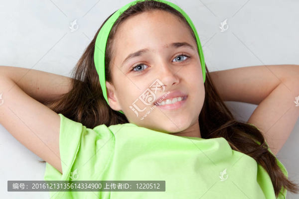可愛的小女孩，藍(lán)眼睛躺著