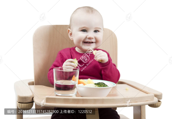 小孩在高椅上吃飯
